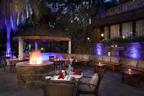 3 bars/lounges, 2 poolside bars