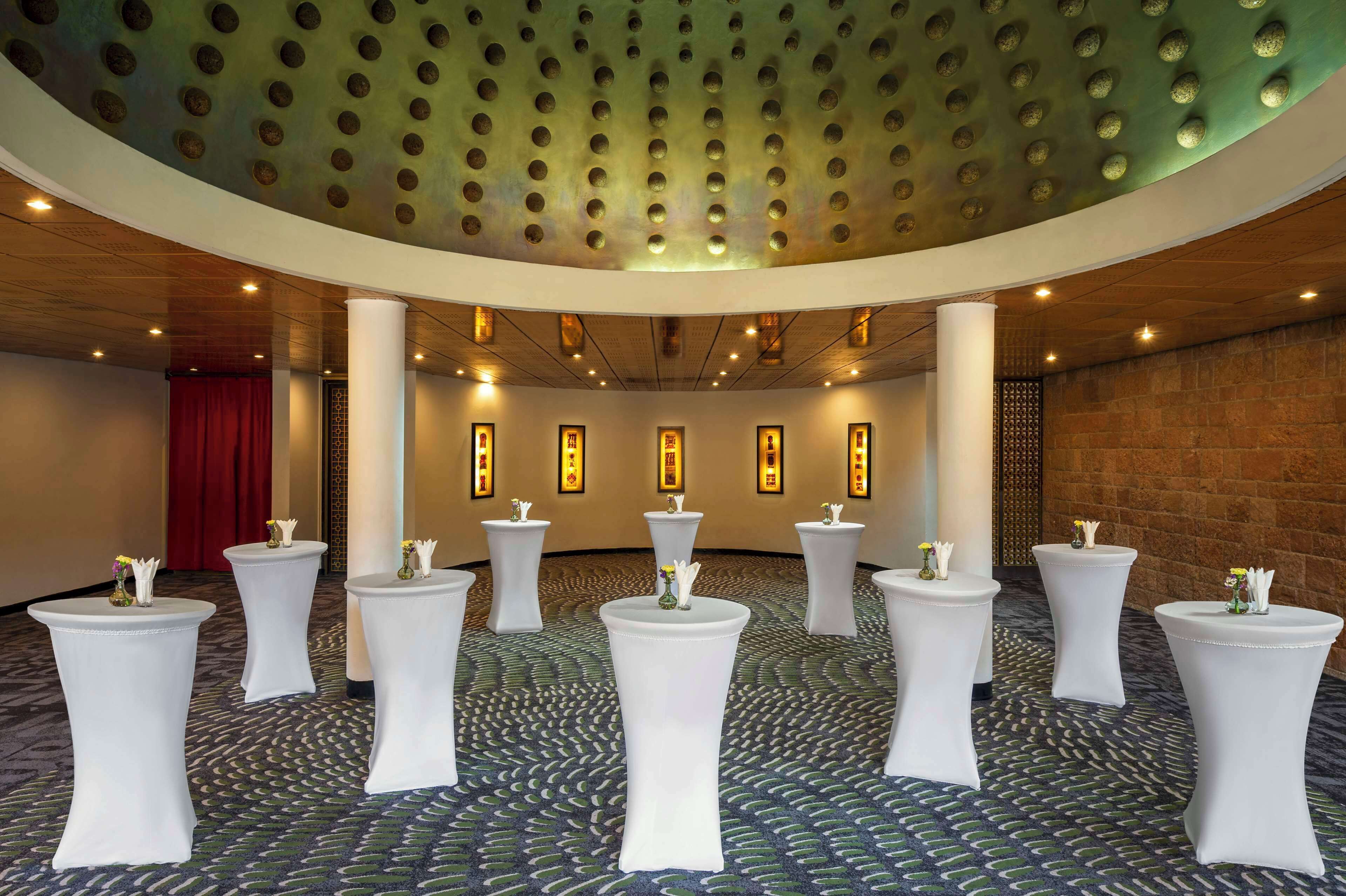 3 restauranter: frokost, lunsj og middag serveres