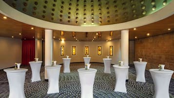 3 restauranter: frokost, lunsj og middag serveres
