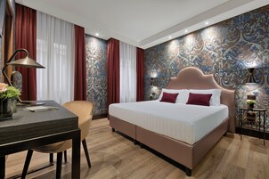 Un dormitorio moderno con una cama grande, un escritorio y una silla.