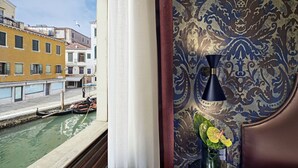 A room with a view of a canal, gondolas, and historic buildings. - Hotel American Dinesen (Venice)