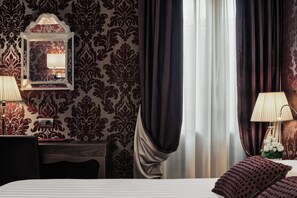 Quarto triplo clássico | Frigobar, cofres nos quartos, escrivaninha, cortinas blackout