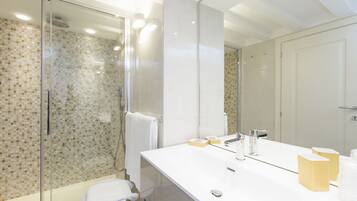 Deluxe Quadruple Room, Annex Building | Bathroom | Free toiletries, hair dryer, bidet, towels