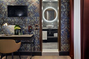 Camera Classic con letto matrimoniale o 2 letti singoli | Minibar, una cassaforte in camera, una scrivania, tende oscuranti