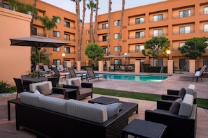 Piscine extérieure, chaises longues