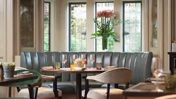 2 restaurants; breakfast, lunch and dinner served