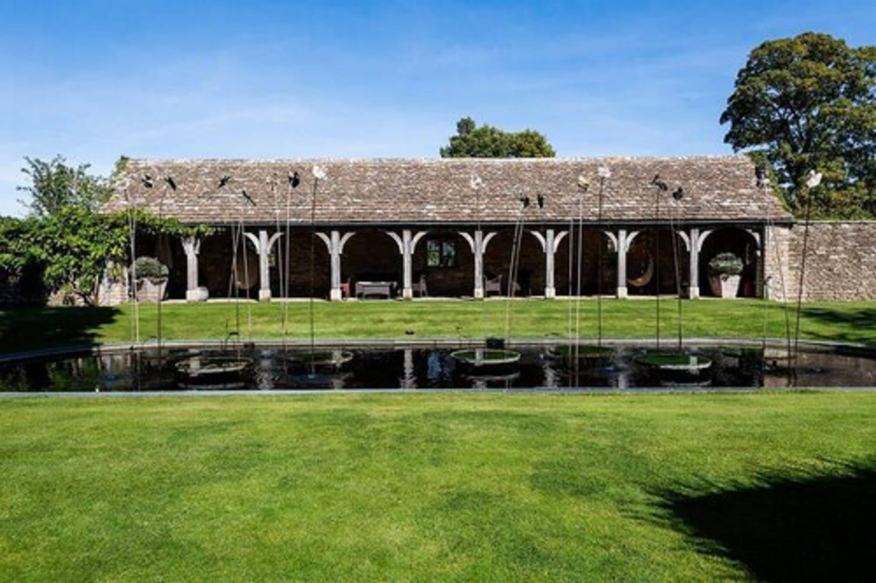 Un edificio con un patio interior y una fuente central.