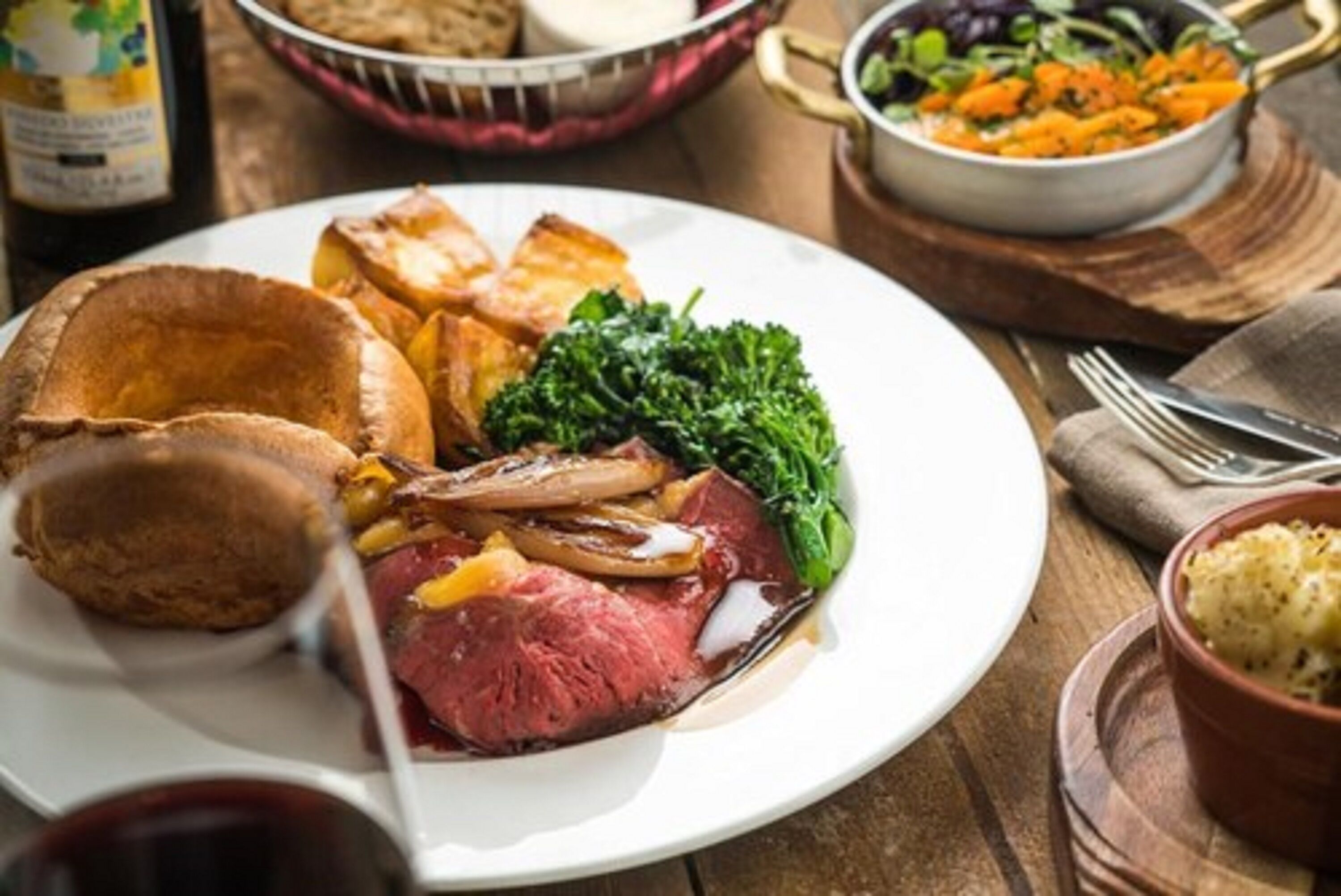 2 间餐厅，供应早餐、午餐和晚餐，英国菜