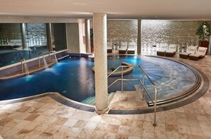 Inomhuspool, utomhuspool och solstolar