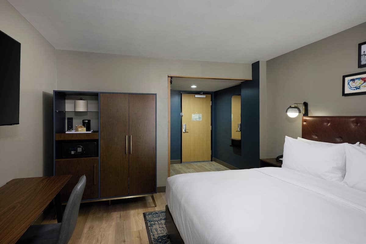 1 bedroom, premium bedding, in-room safe, desk