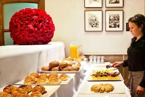 Breakfast and lunch served - Astoria (Barcelona)