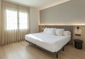Family Room | Premium bedding, minibar, in-room safe, desk - Astoria (Barcelona)