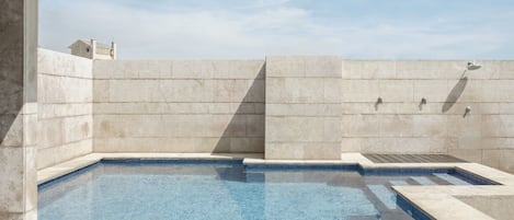 Piscina externa sazonal, espreguiçadeiras