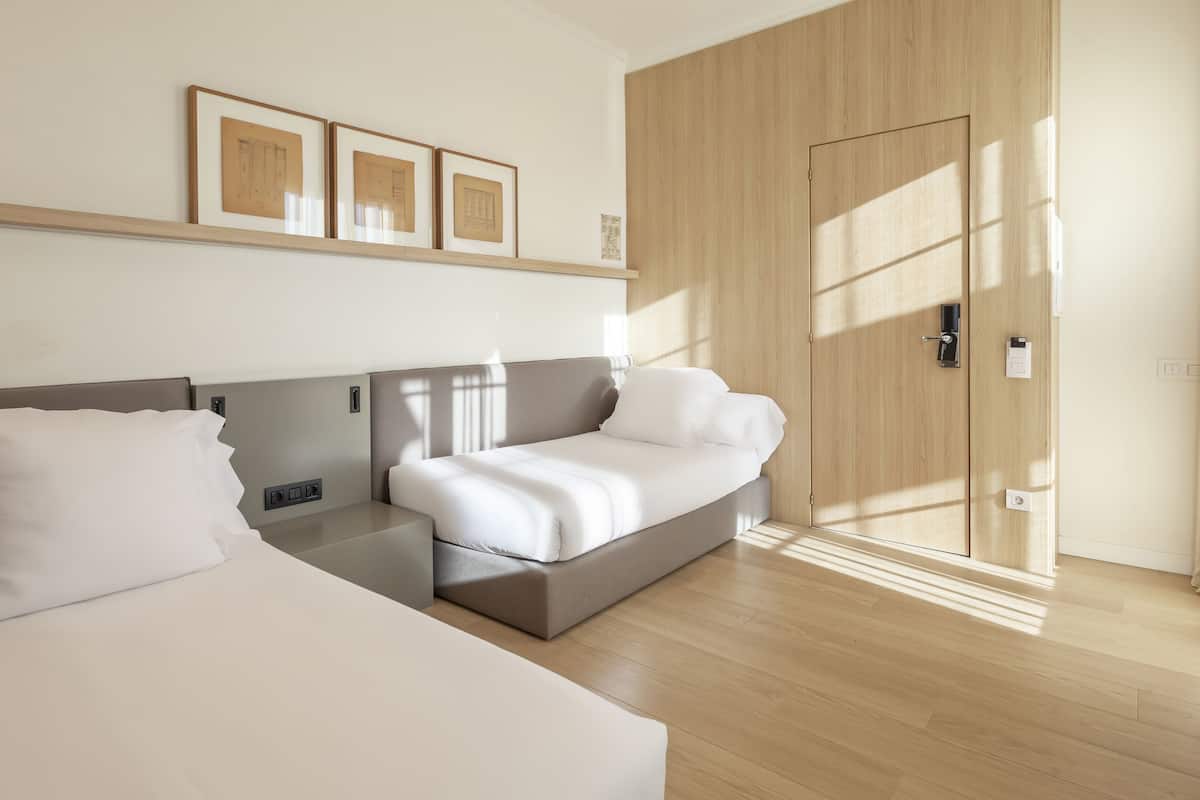 Habitación familiar | Ropa de cama de alta calidad y minibar