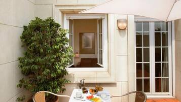 Serveert ontbijt en lunch