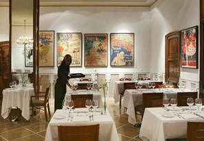 Breakfast and lunch served - Astoria (Barcelona)