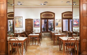 Breakfast and lunch served - Astoria (Barcelona)