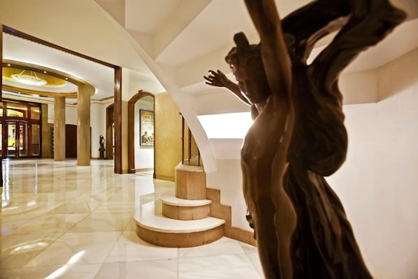 Lobby lounge