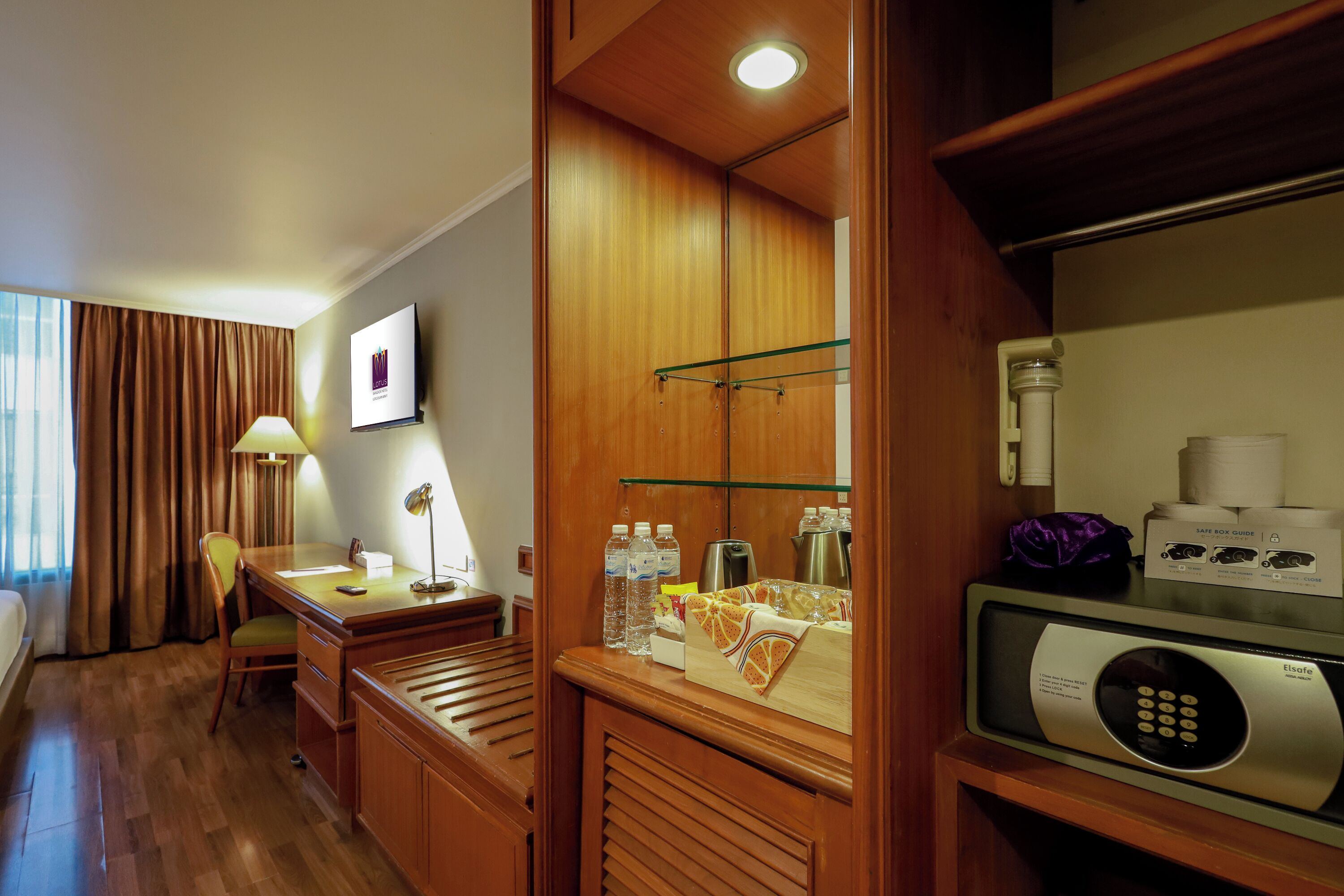 family room, multiple beds | 1 bedroom, minibar, in-room safe, desk