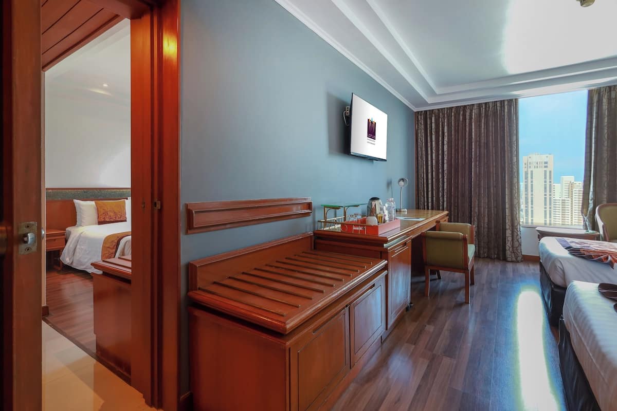 Superior Friend & Family Connecting Room | Minibar, brankas, meja kerja, dan tirai kedap cahaya