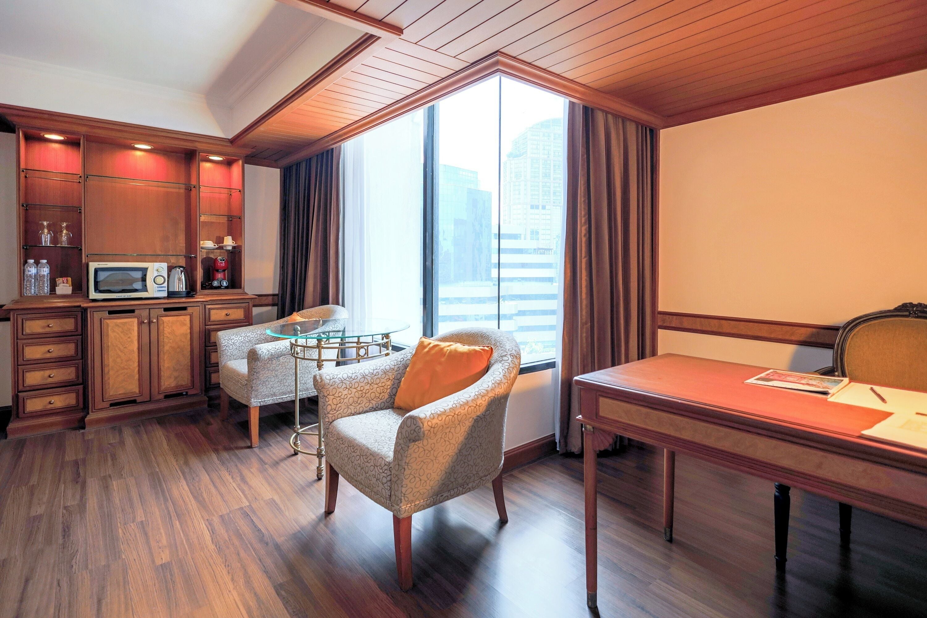 executive suite | living area | 32-inch lcd tv with satellite channels, tv