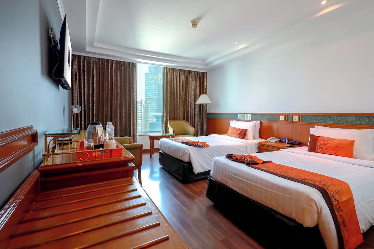 Minibar, brankas, meja kerja, dan tirai kedap cahaya