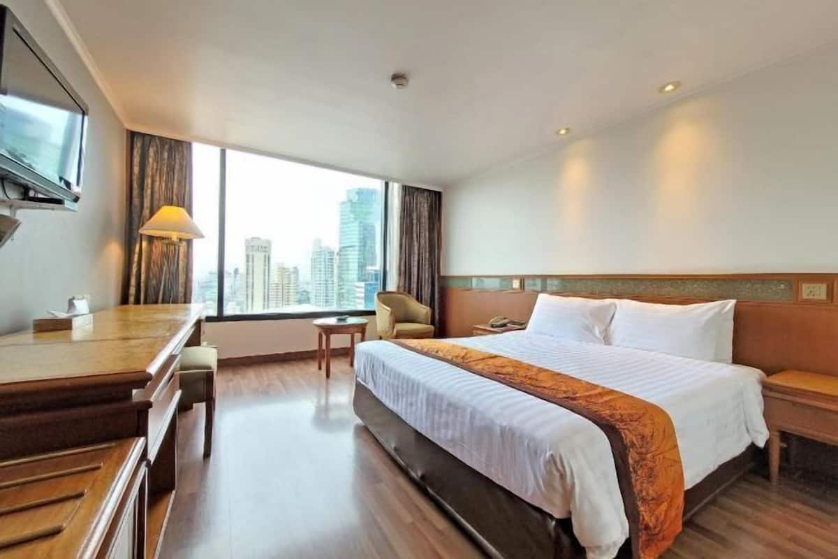 Minibar, brankas, meja kerja, dan tirai kedap cahaya
