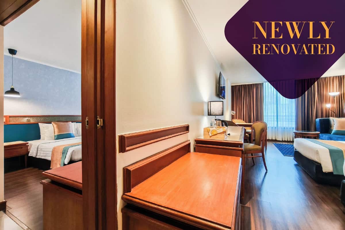 Deluxe Friend & Family Connecting Room | Minibar, brankas, meja kerja, dan tirai kedap cahaya
