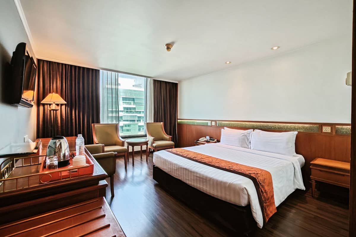 Business Deluxe Double | Minibaari, tallelokero huoneessa, työpöytä, pimennysverhot