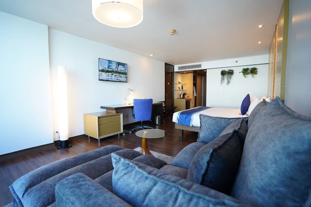 Premier Friend & Family Connecting Room | Minibar, brankas, meja kerja, dan tirai kedap cahaya