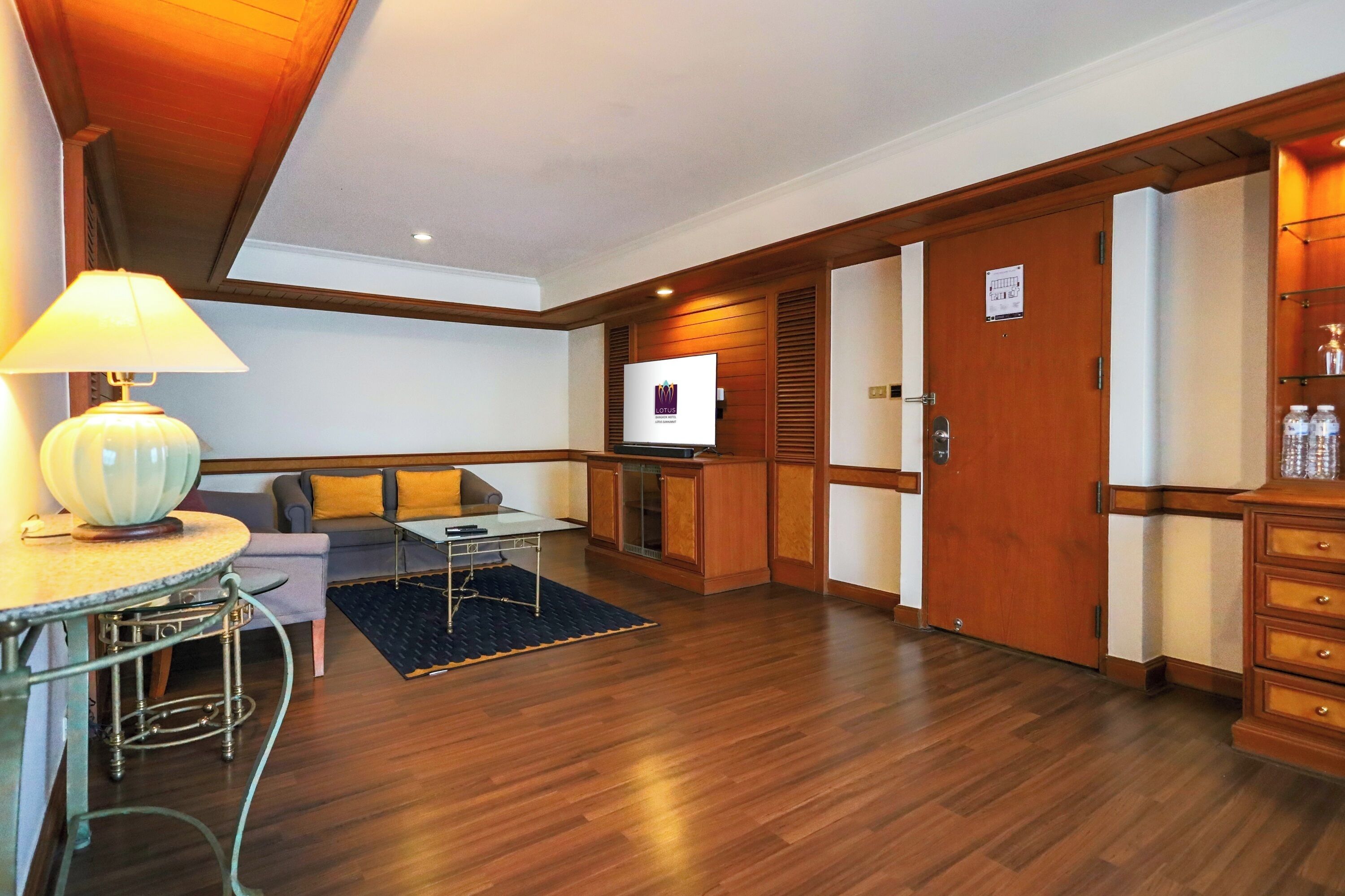 executive suite | 1 bedroom, minibar, in-room safe, desk