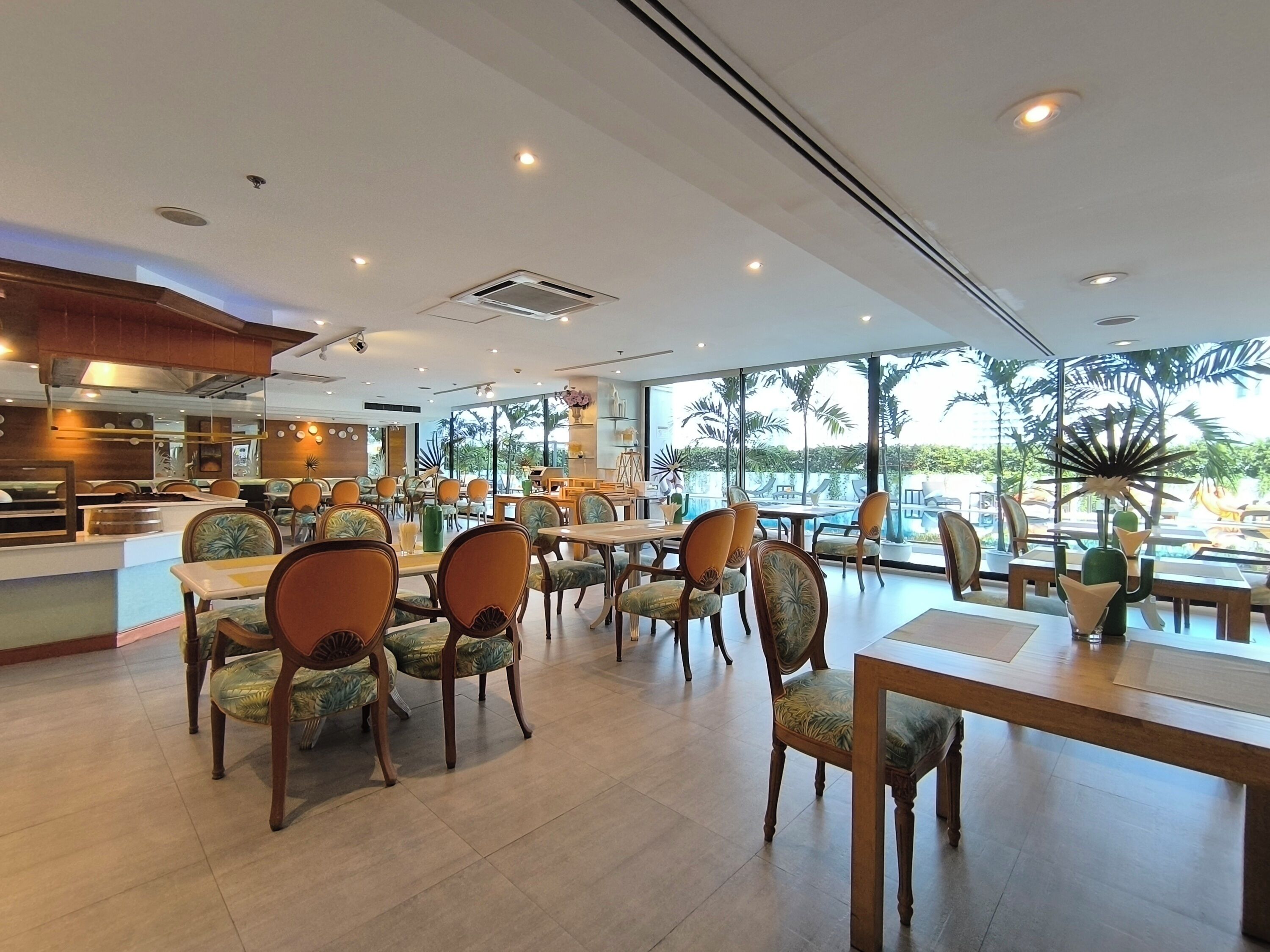 breakfast, lunch, dinner served; international cuisine, pool views