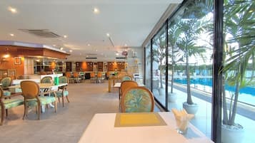 Se sirven desayunos y cocina internacional; con vista a la alberca