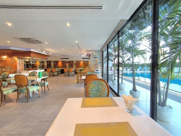 Déjeuner, dîner et souper servis sur place, vue sur la piscine 