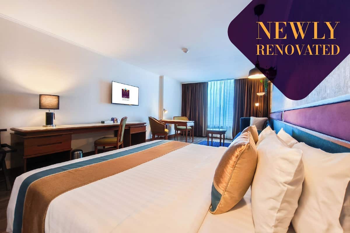 Kamar Double Deluks | Minibar, brankas, meja kerja, dan tirai kedap cahaya