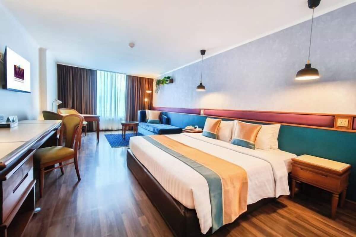 Minibar, brankas, meja kerja, dan tirai kedap cahaya