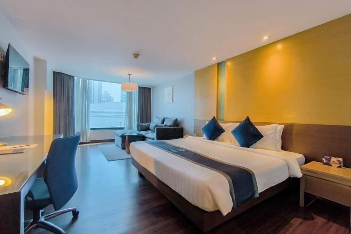 Minibar, brankas, meja kerja, dan tirai kedap cahaya