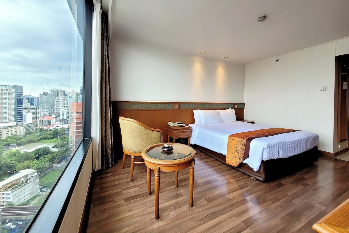 Minibar, brankas, meja kerja, dan tirai kedap cahaya