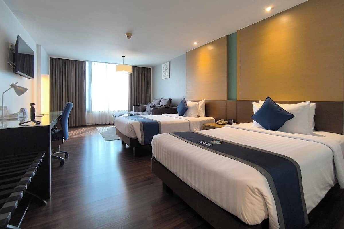 Minibar, brankas, meja kerja, dan tirai kedap cahaya