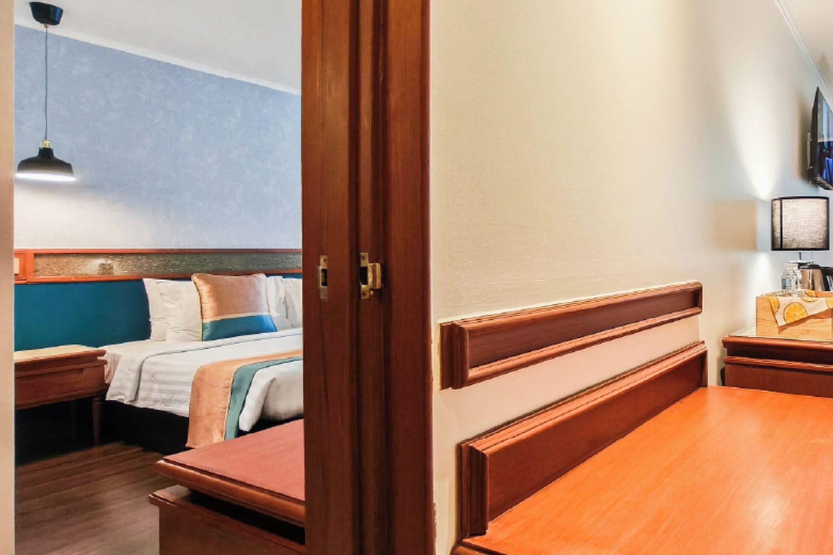 Deluxe Friend & Family Connecting Room