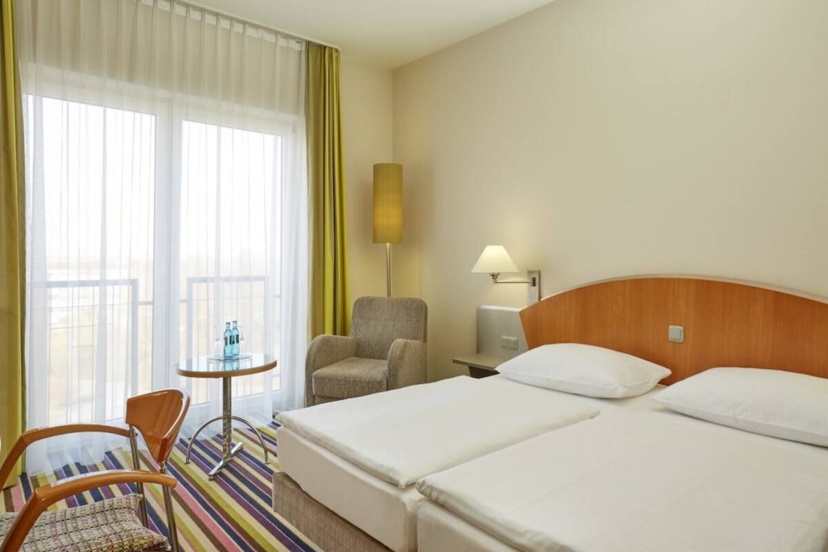Family Suite | Desk, WiFi (free), bed sheets