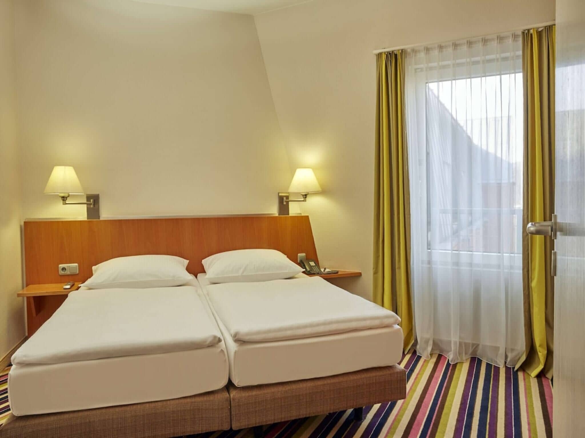 Comfort Double Room | Desk, WiFi (free), bed sheets