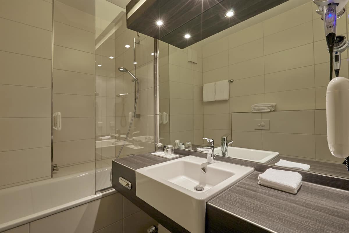 comfort double room | bathroom | eco-friendly toiletries, hair dryer, bathrobes, towels