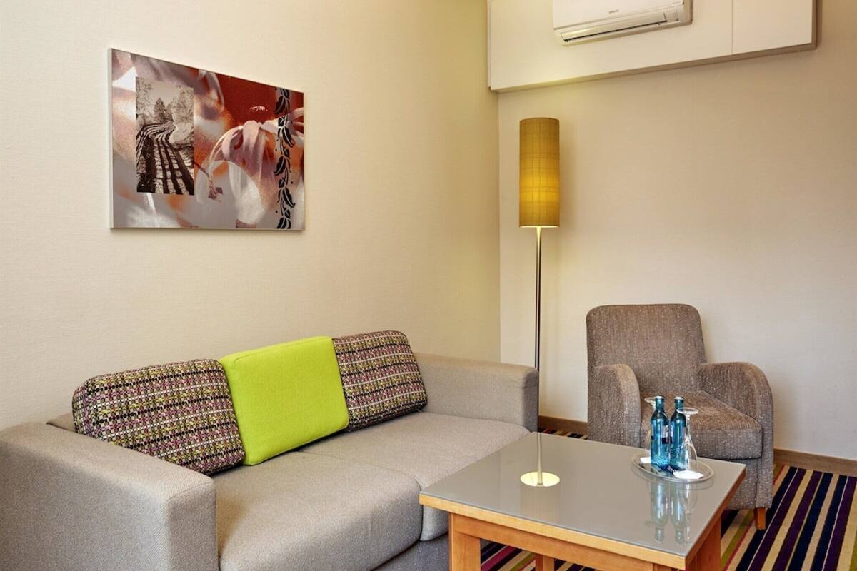 Business Suite | Desk, WiFi (free), bed sheets