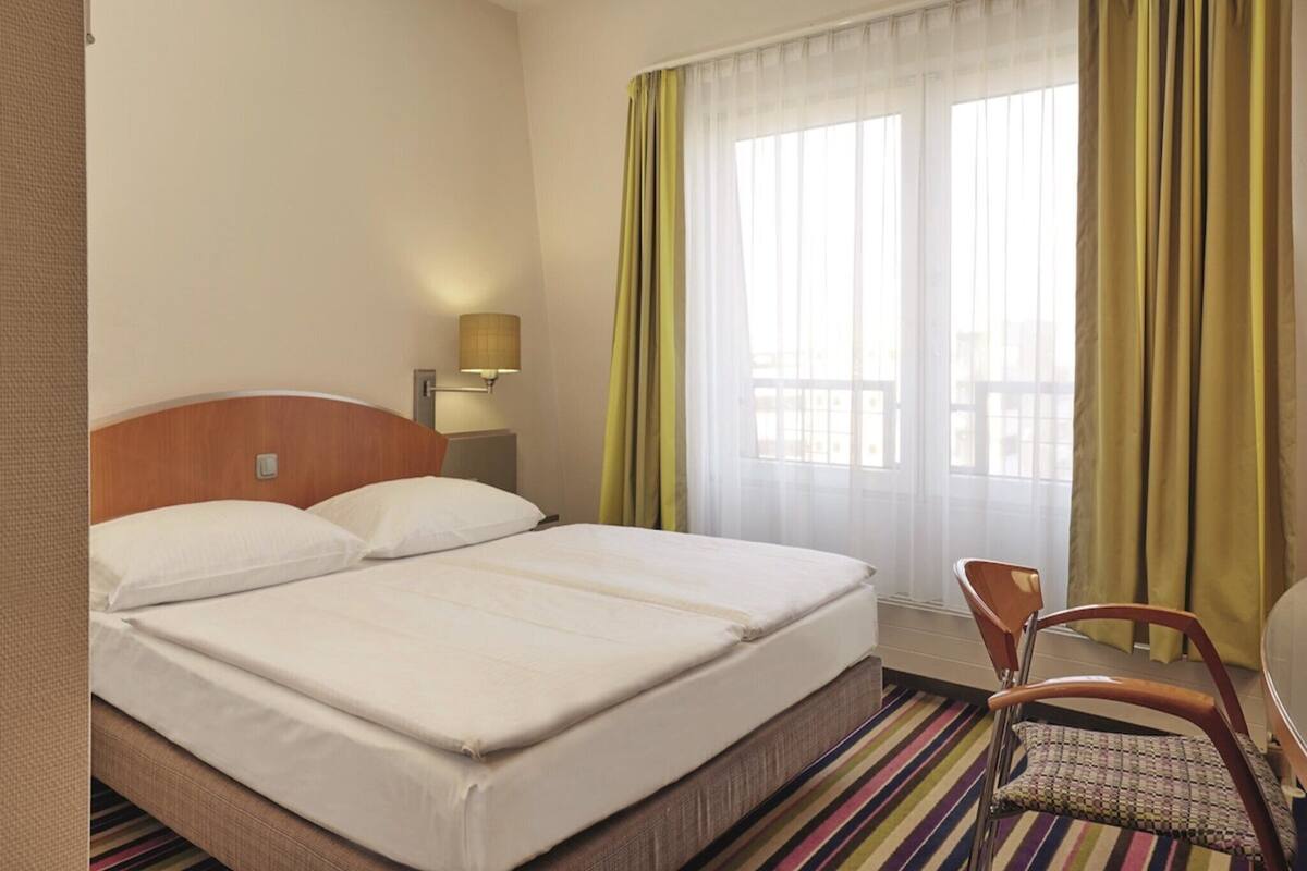 Superior Double Room | Desk, WiFi (free), bed sheets