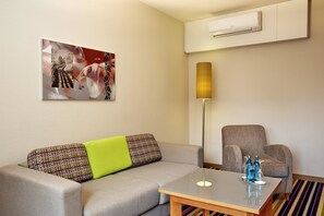Escritorio, wifi gratis, ropa de cama
