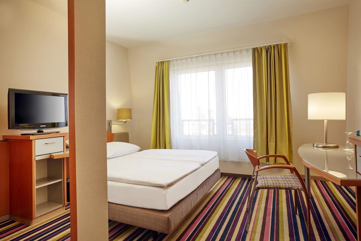 Comfort Double Room | Desk, free WiFi, bed sheets