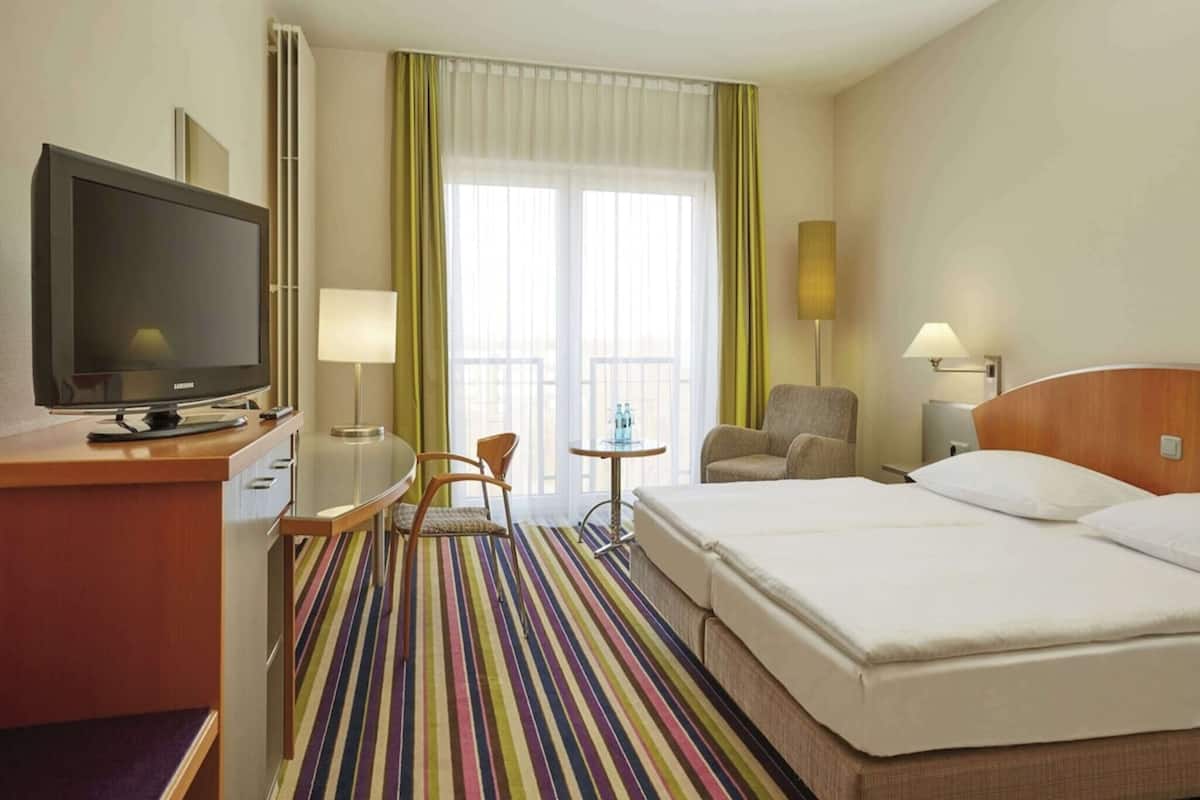 Escritorio, wifi gratis y ropa de cama