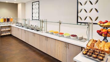 Se ofrece un desayuno para llevar entre semana (por un coste adicional)