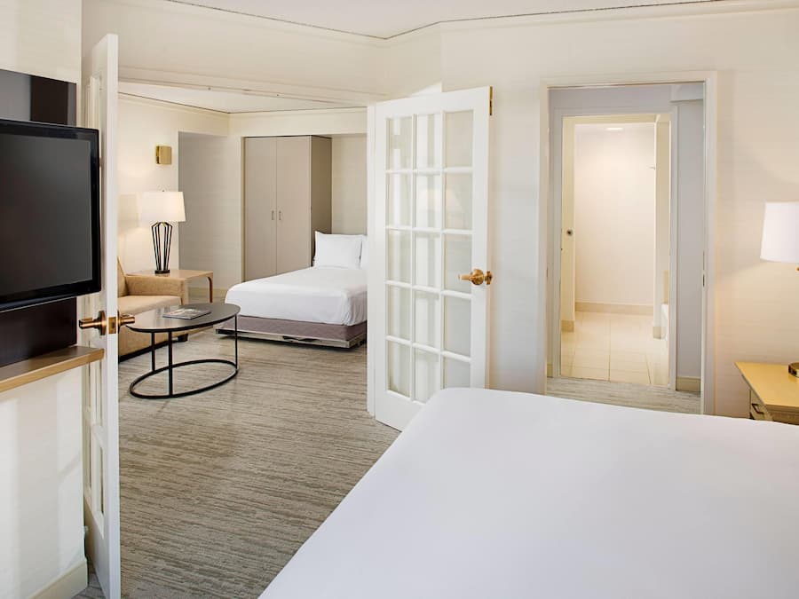 Suíte família, várias camas, para não fumantes | 1 quarto, roupas de cama premium, frigobar, cofres nos quartos